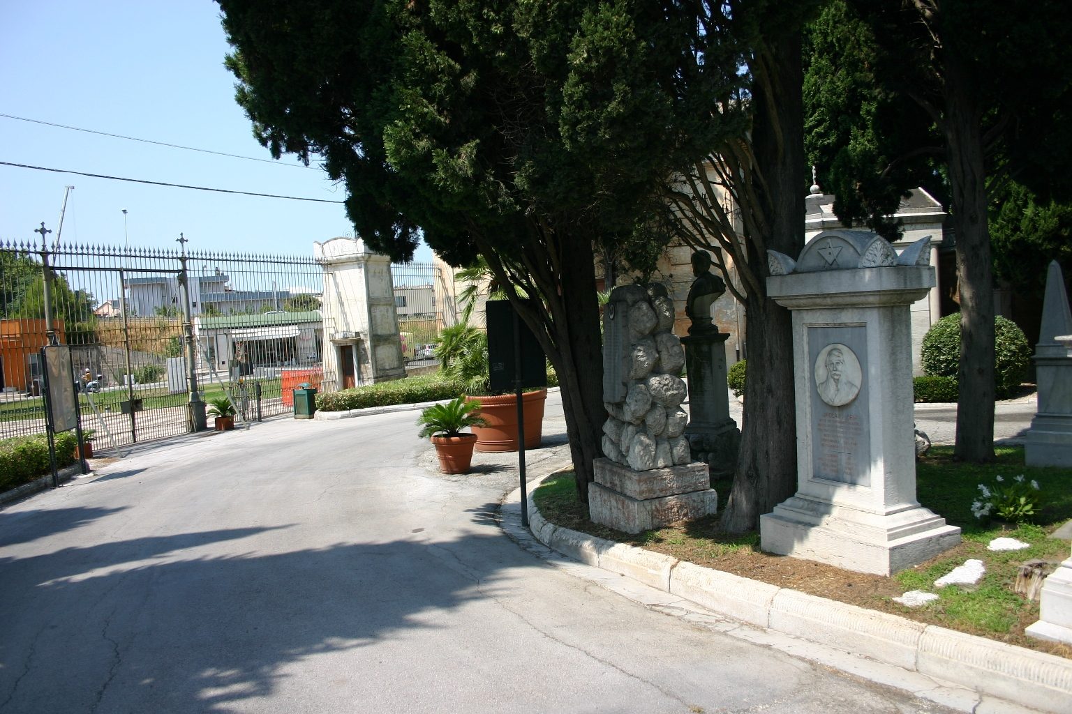 Girolamo%20Orsi%27s%20tomb%2C%20Tavernelle%20Cemetery%2C%20Ancona%20-%2001.JPG